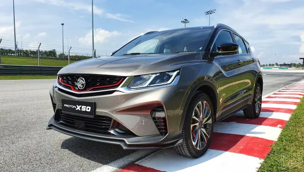 Geely Coolray crossover heeft een nieuwe kopie. Het heeft een uniek interieur