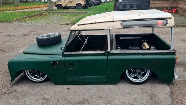 Dieser Land Rover liegt so tief, dass er fast über die Straße schleift — und steckt voller VW-Käfer-Technik