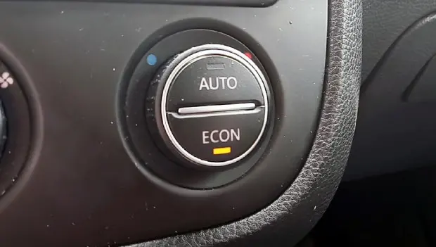 Многие водители не знают, что на самом деле делает кнопка Econ — вот для чего она нужна