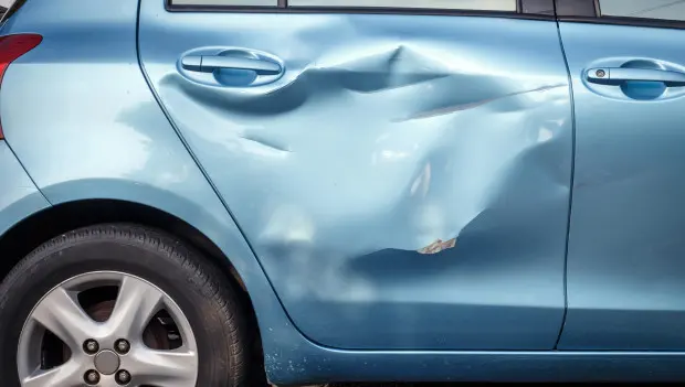 Comment enlever facilement une bosse sur une voiture avec de l&rsquo;eau bouillante et une ventouse