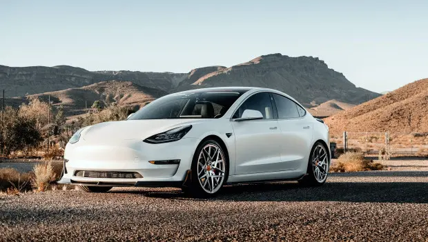 Tesla Keeps Surprising: Return of Familiar Features, Upgraded Autopilot, AI, and Record-Breaking Range