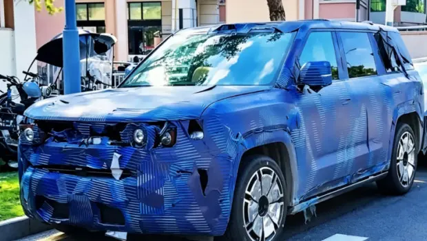 BYD FCB Ti9 Spotted With the Brand's First Full-Width Dashboard Display