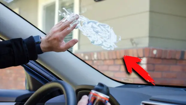 Pourquoi les conducteurs expérimentés mettent de la mousse à raser sur les vitres et les rétroviseurs de leur voiture