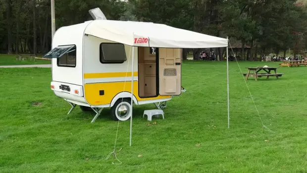 Dieser winzige Wohnwagen bietet erstaunlich viel Funktionalität auf 2,4 Metern und kann autark unterwegs sein