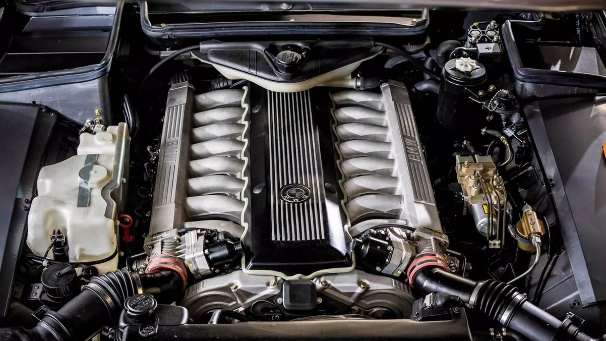 The experimental V16 was 12 cm longer than the V12, so the entire cooling system had to be relocated to the trunk