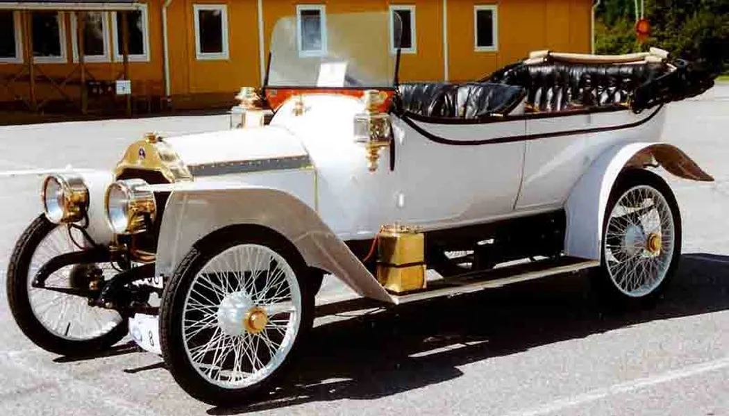 The De Dion-Bouton, powered by a 35 hp V8, was built from 1910 to 1914