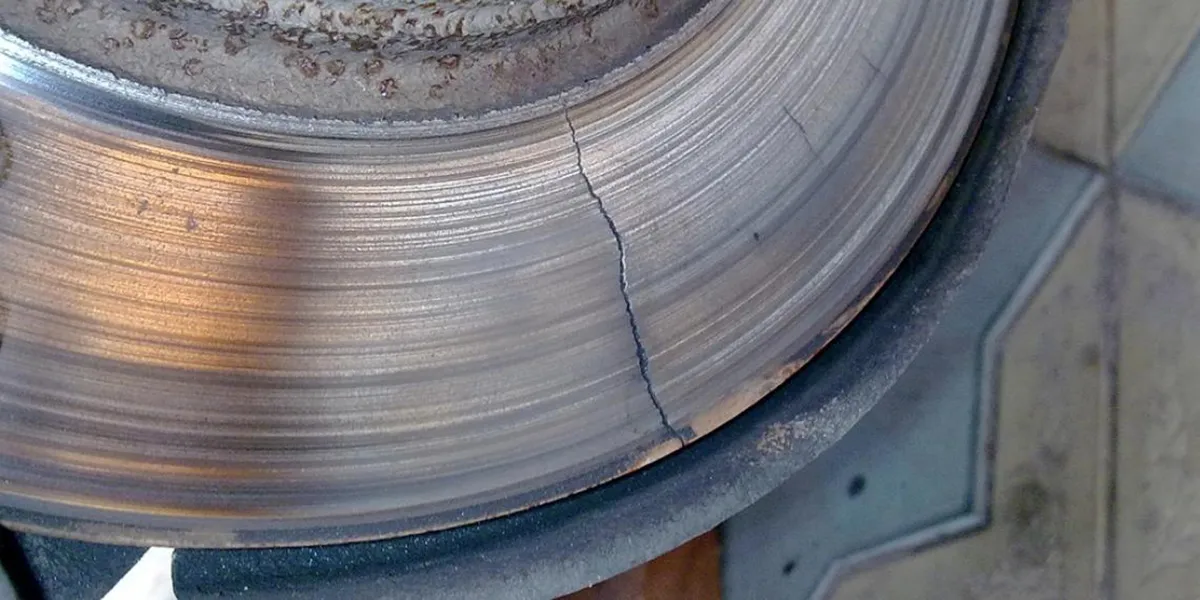 Microcracks grow into deep grooves, worsening the performance of the brake system