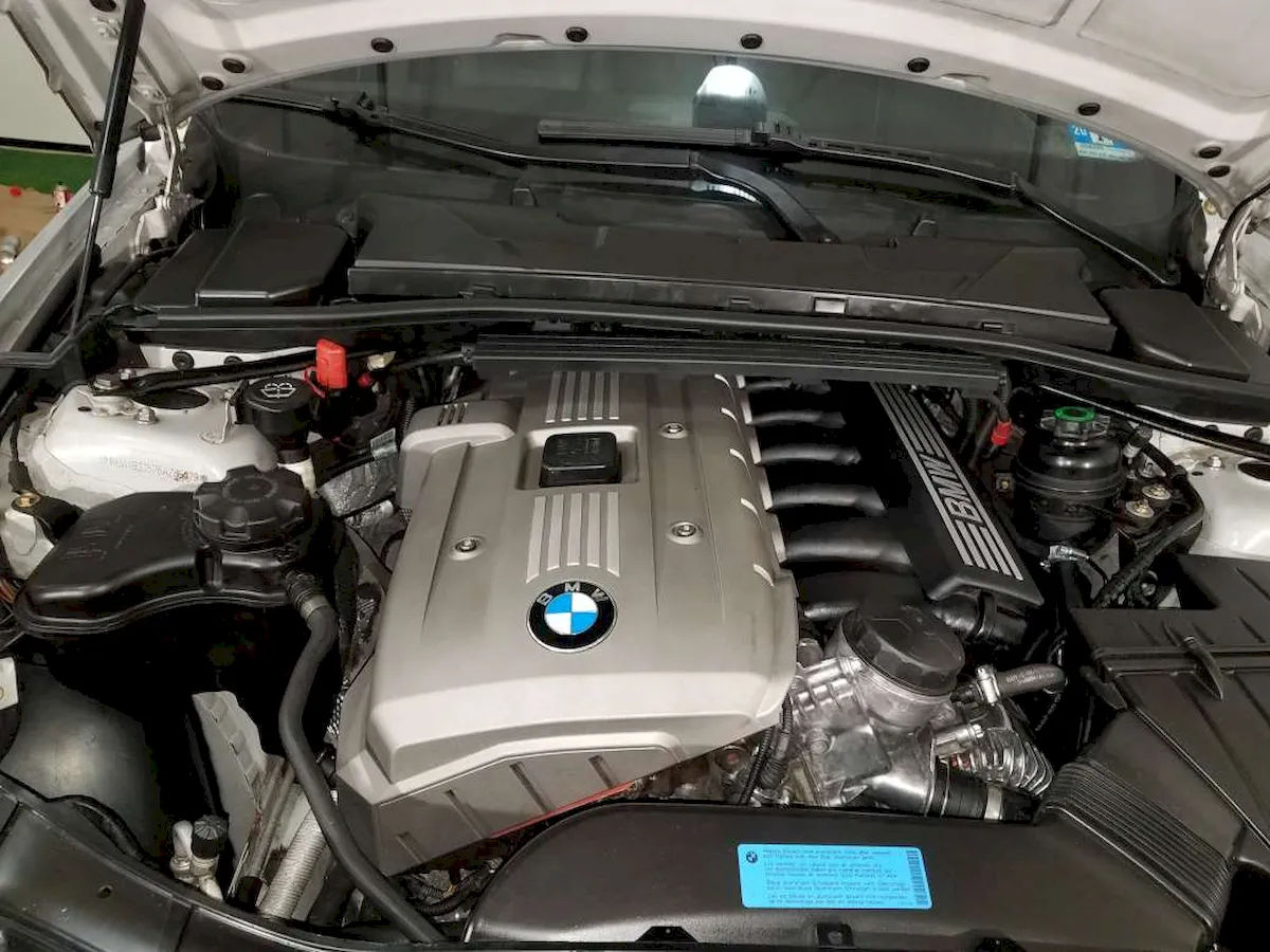 2004 BMW N52 with its engine cover