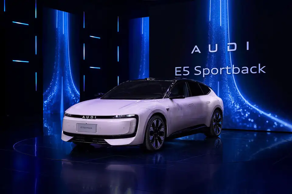 The new model's appearance highlights the influence of modern Chinese design school: a sleek silhouette improves aerodynamics, and the light graphics in front and rear sets a new corporate style.