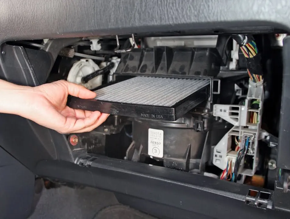Replacing the cabin air filter