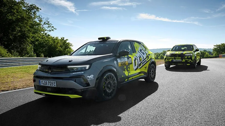 Opel Mokka GSE Rally (전경) 및 Opel Mokka GSE