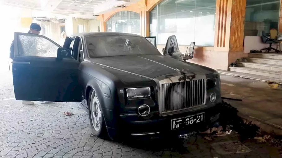 Abandoned Rolls-Royce Phantom in the hotel parking lot