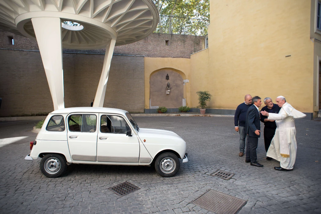The Renault 4 is the embodiment of the modesty of the papal throne
