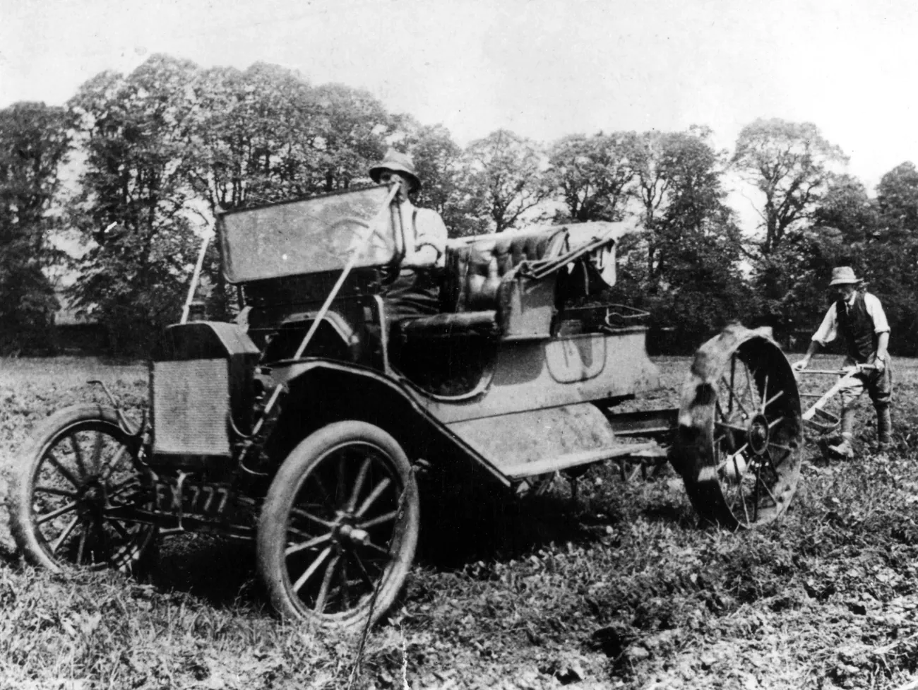 Ford Model T acts as a tractor