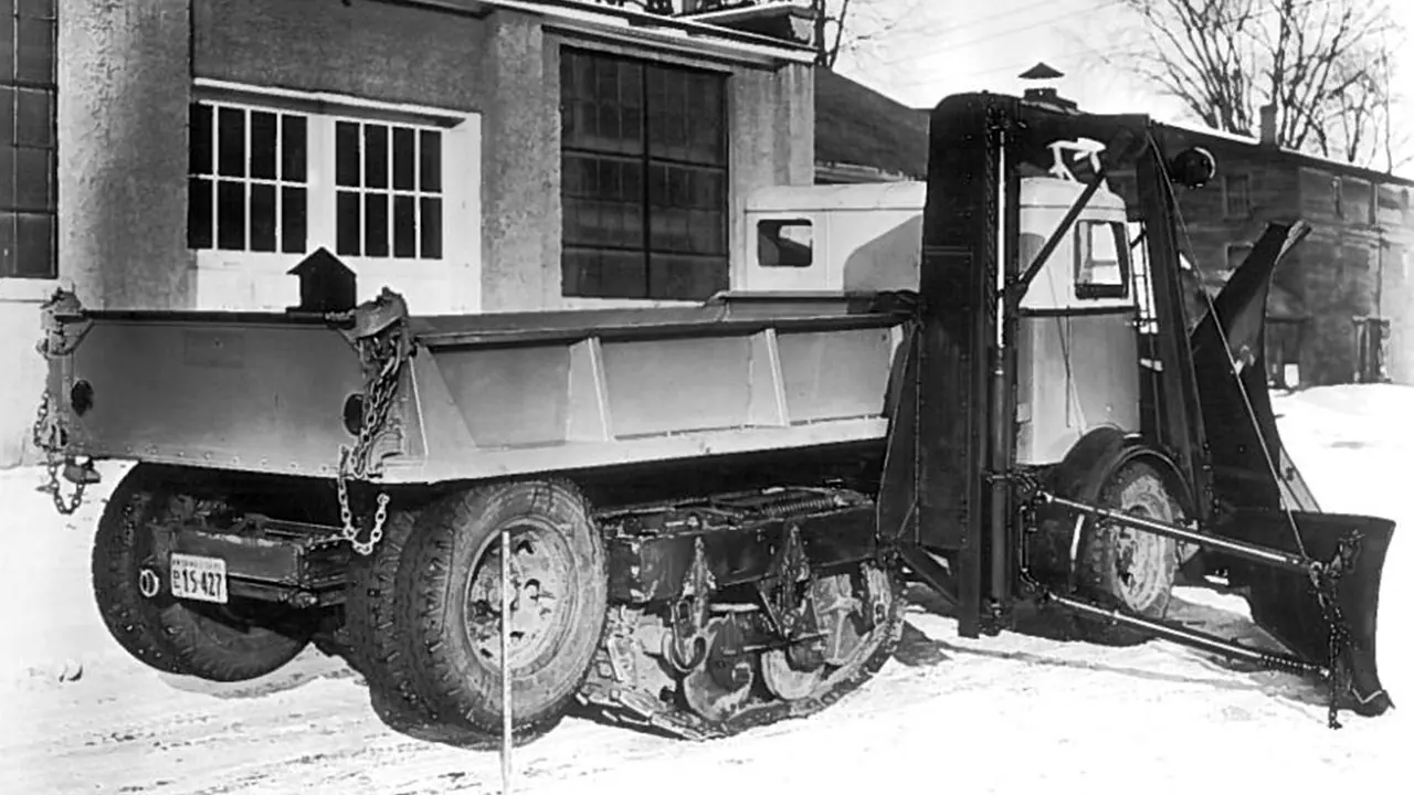 Linn C-5 equipped with snow removal equipment from Frink