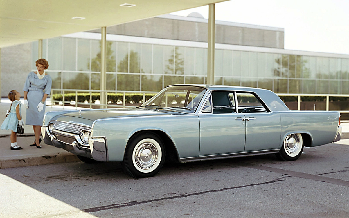 The rear doors of the Lincoln Continental opened suicidally / backward (coach doors), providing very convenient access to the cabin