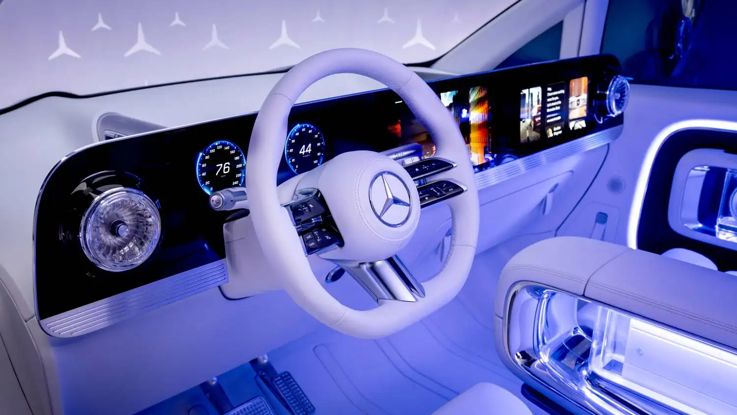 Mercedes-Benz unveiled the Vision V premium minivan concept in Shanghai.