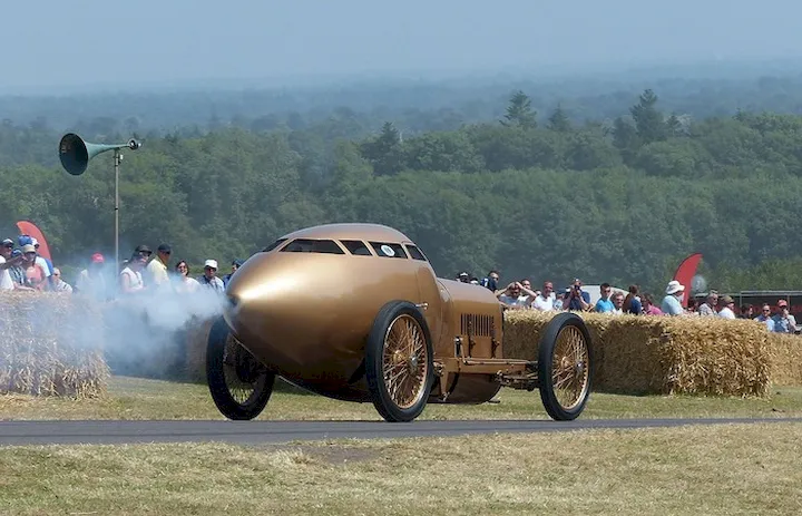 The "Golden Submarine" had an average speed of 104 miles per hour.