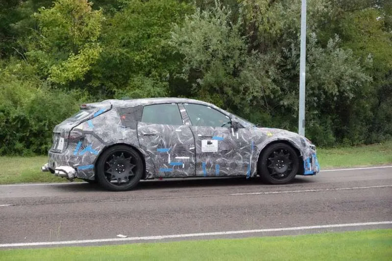 Camouflaged test car — side view, likely Ferrari’s future EV. Photo: Weibo user “Piniluoshan”