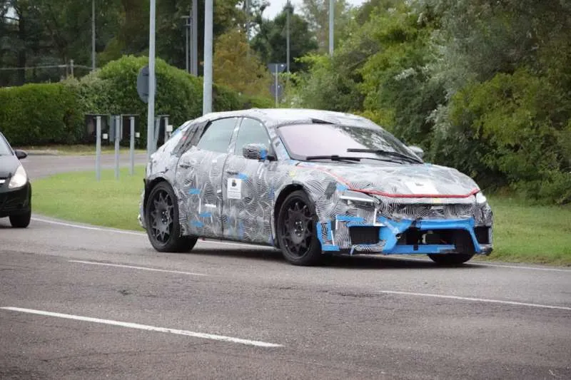 Camouflaged test car, likely Ferrari’s future EV. Photo: Weibo user “Piniluoshan”