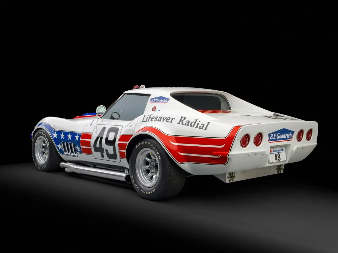 A cutting-edge design, a single high-performance carburetor, and a displacement of 6997 cc (427 cubic inches). The car itself remained almost entirely stock, except for the removal of unnecessary production equipment, suspension reinforcement, and the addition of a few aerodynamic elements such as a front splitter.