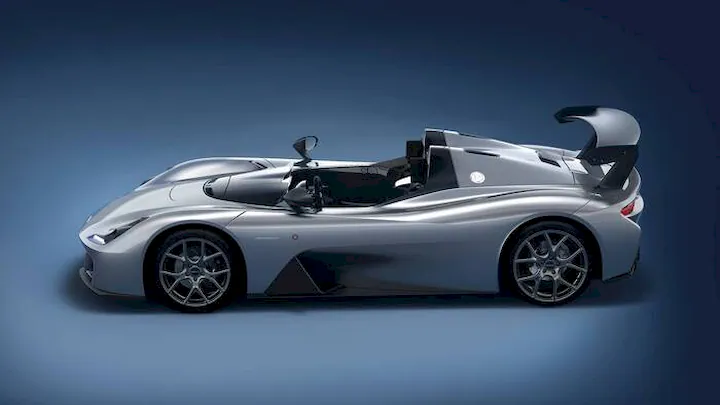 The Dallara Stradale weighs 850 kg.