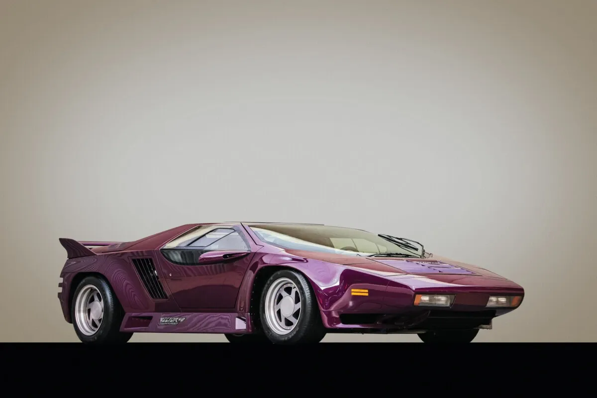 In 1977, a model of the Vector W2 was demonstrated, which was presented in 1980 as a pre-production version